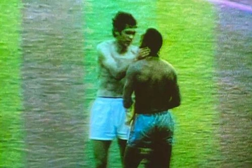 Khoảnh khắc Mircea Lucescu (trái) đổi áo đấu cùng Pele ở World Cup 1970. Ảnh: Tư liệu FIFA