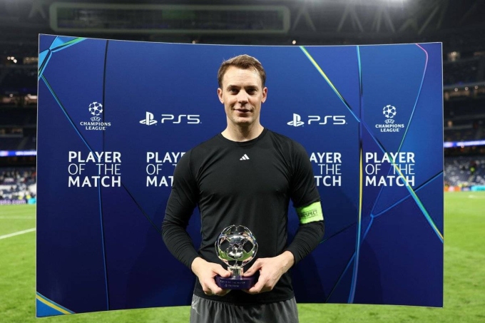 Neuer nhận danh hiệu Cầu thủ hay nhất trận Real - Bayern ở lượt đi tứ kết Champions League tối 7/4. Neuer nhận danh hiệu Cầu thủ hay nhất trận Real - Bayern
