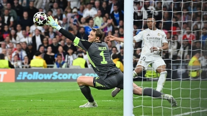 Neuer trong một pha từ chối cơ hội của Mbappe Neuer từ chối cơ hội của Mbappe
