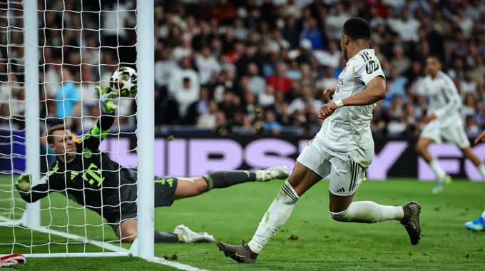 Kylian Mbappe đệm cận thành, rút ngắn cách biệt xuống 1-2 Mbappe rút ngắn tỷ số cho Real bằng cú đệm cận thành