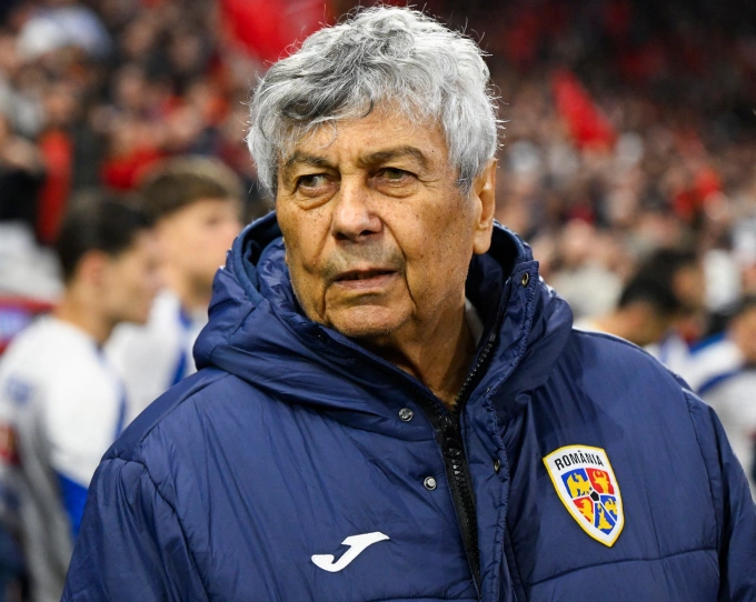 Cố HLV Mircea Lucescu trong quãng thời gian còn dẫn dắt tuyển Romania. Ảnh: AFP