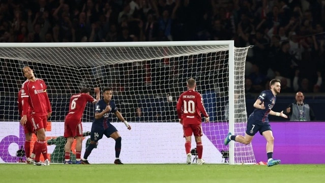 Cầu thủ Liverpool (đỏ) thất vọng khi nhận bàn thua trong trận đấu PSG. Ảnh: Reuters