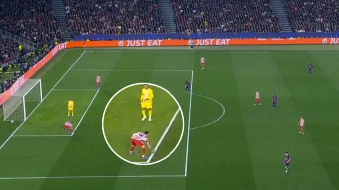 Pubill dùng tay chặn bóng sau khi thủ môn Musso chuyền Pubill dùng tay chặn bóng sau khi thủ môn Musso chuyền. Ảnh chụp màn hình