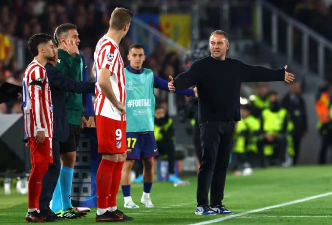 HLV Hansi Flick phàn nàn với trợ lý trọng tài HLV Hansi Flick phàn nàn với trợ lý trọng tài trong trận Barca thua Atletico ở lượt đi tứ kết Champions League trên sân Camp Nou