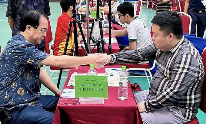 Hà Văn Tiến (phải) trong ván đấu với Nguyễn Thành Bảo ở lượt về cờ tướng quốc gia tại Lào Cai sáng 9/4/2026. Ảnh: TLKĐ