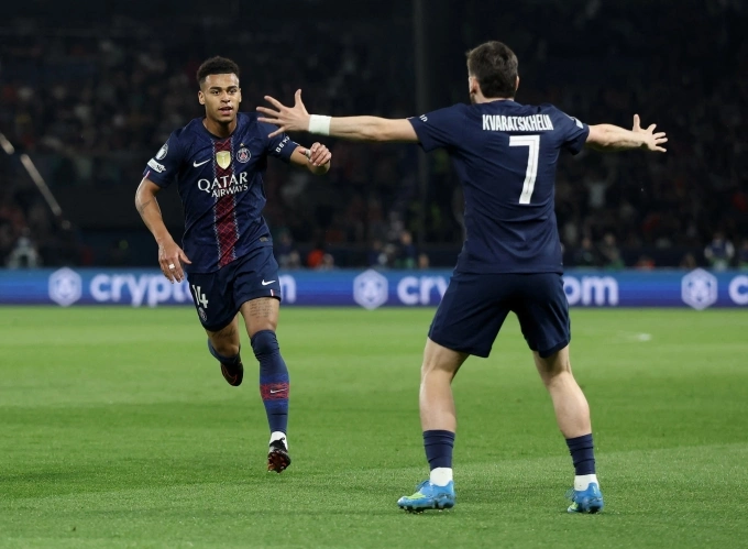 Doue (trái) mừng bàn mở tỷ số với Kvaratskhelia ở Parc des Princes Doue ăn mừng bàn thắng cùng Kvaratskhelia