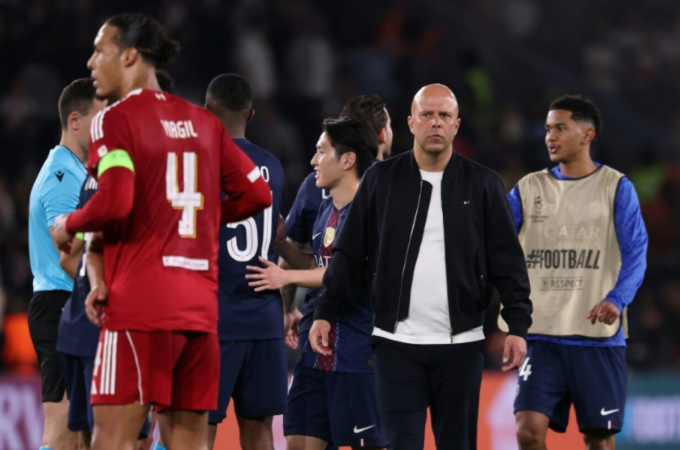 HLV Arne Slot thất vọng sau trận Liverpool thua PSG 0-2 ở lượt về tứ kết Champions League trên sân Parc des Princes, Paris, Pháp ngày 8/4/2026. Ảnh: AFP HLV Arne Slot thất vọng sau trận Liverpool thua PSG 0-2
