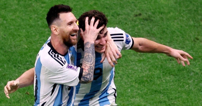 Messi và Alvarez mừng bàn trong trận bán kết World Cup 2022, Argentina 3-0 Croatia. Messi và Alvarez ăn mừng sau bàn thắng tại World Cup 2022