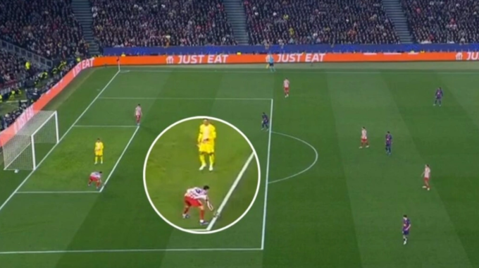 Pubill dùng tay chặn bóng sau khi thủ môn Musso chuyền Pubill dùng tay chặn bóng sau khi thủ môn Musso chuyền. Ảnh chụp màn hình