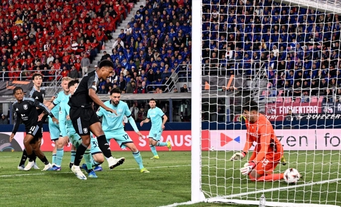 Watkins (áo đen) ghi bàn ở lượt đi tứ kết Europa League trên sân Stadio Renato Dall’Ara, Bologna, Italy hôm 9/4. Watkins ghi bàn cho Aston Villa