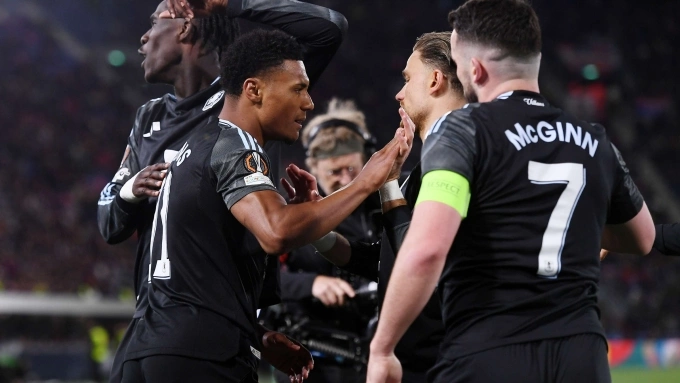 Watkins (trái) mừng bàn thắng cùng các đồng đội, ở lượt đi tứ kết Europa League trên sân Stadio Renato Dall’Ara, Bologna, Italy hôm 9/4. Watkins ăn mừng bàn thắng cùng đồng đội