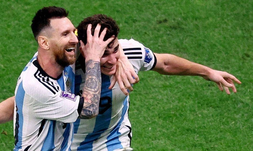 Alvarez học Messi trong siêu phẩm đá phạt hạ Barca