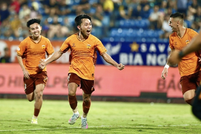 Lương Thanh Ngọc Lâm ăn mừng bàn thắng giúp HAGL hạ Nam Định Lương Thanh Ngọc Lâm (giữa) mừng bàn thắng giúp HAGL hạ Nam Định 2-1 ở vòng 18 V-League 2025-2026, trên sân Thiên Trường ở Ninh Bình ngày 11/4/2026.