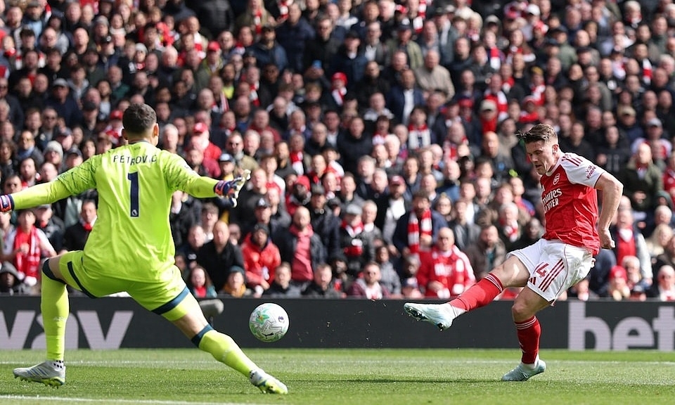 Tiền đạo Arsenal đổ lỗi cho mặt sân Emirates