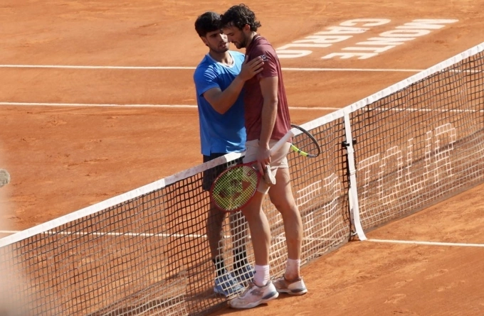 Alcaraz (trái) động viên Vacherot sau trận bán kết Monte Carlo Masters, trên sân Rainier III, Monte Carlo Country Club, Monaco hôm 11/4. Ảnh: Reuters