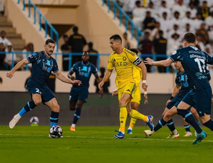 Ronaldo (vàng) thoát xuống và ghi bàn trong trận gặp Al Okhdood, trên sân Prince Hathloul bin Abdul Aziz Sports City, Najran, Arab Saudi hôm 11/4. Ảnh: Marca