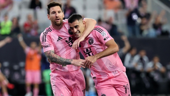Messi (trái) chia vui với Berterame trong trận Inter Miami 2-2 New York Red Bulls ở vòng sáu MLS tối 11/4. Ảnh: AP