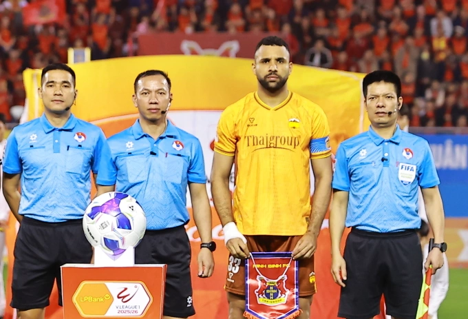 Trọng tài Nguyễn Trung Kiên bắt chính trận HAGL thắng Ninh Bình Trọng tài Nguyễn Trung Kiên (thứ hai từ trái sang) bắt chính trận HAGL thắng Ninh Bình 2-1 ở vòng 13 V-League 2025-2026 trên sân Ninh Bình ngày 7/2/2026.