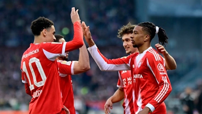 Michael Olise ăn mừng bàn thắng trong trận Bayern hạ St Pauli trên sân Millerntor, thành phố Hamburg, Đức ngày 11/4/2026. Ảnh: Reuters