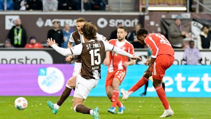 Jackson ghi bàn thứ tư cho Bayern trong trận thắng St Pauli. Ảnh: Reuters