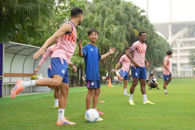 Đỗ Hoàng Hên mừng bàn thắng giống Jude Bellingham để hoàn thành lời hứa với Sơn Tùng (áo xanh) - CĐV nhí bị ung thư máu Hoàng Hên ăn mừng bàn thắng theo phong cách Bellingham