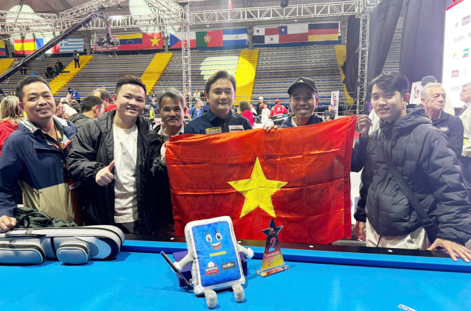 Các cơ thủ Việt Nam Bao Phương Vinh, Trần Quyết Chiến, Chiêm Hồng Thái... bên danh hiệu hạng nhì của Trần Thanh Lực ở World Cup carom 3 băng ở Bogota, sáng 13/4. Ảnh: Minh Điền Billiards