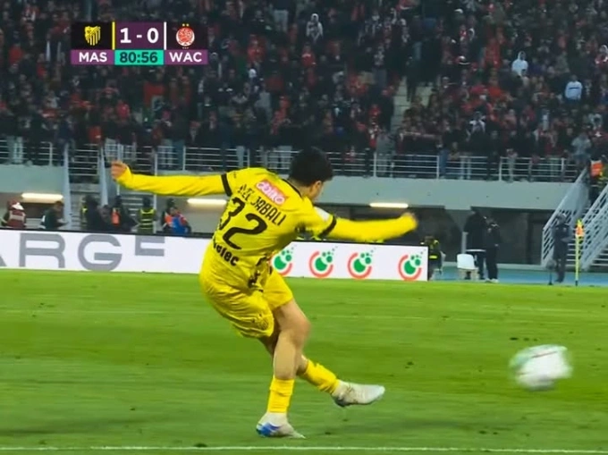 Driss El Jabli sút kiểu Rabona trong trận MAS Fes thắng Wydad FC tại giải VĐQG Morocco tối 12/4.