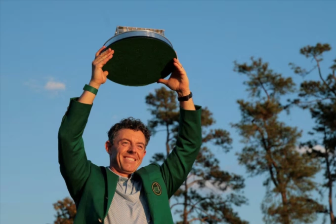 McIlroy nâng cao chiếc cúp danh giá ở sân golf Agusta National Golf Club, Augusta, Georgia, Mỹ ngày 12/4/2026. Ảnh: Reuters
