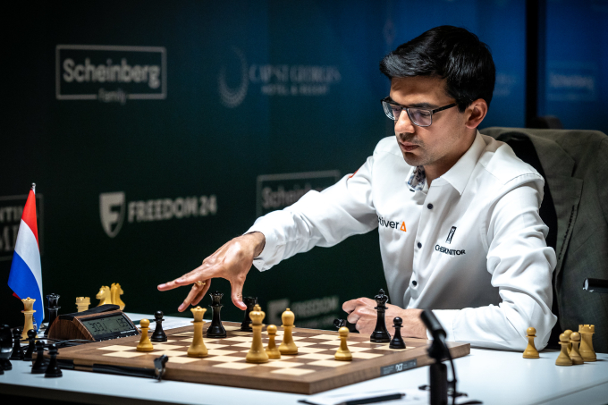 Anish Giri trong ván đấu với Vi Dịch. Ảnh: FIDE