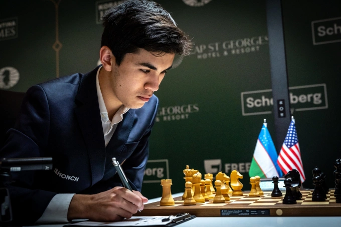 Javokhir Sindarov trong ván đấu với Hikaru Nakamura ở vòng 12 Candidates 2026 tại Pegeia, đảo Cyprus, ngày 12/4. Ảnh: FIDE