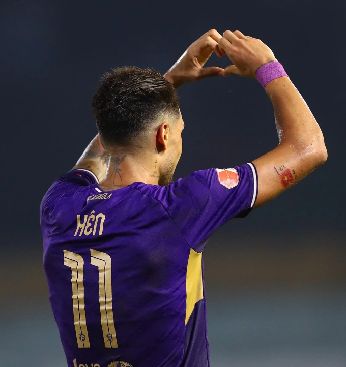 Hình xăm cờ Việt Nam và số 9 của Đỗ Hoàng Hên ở phía sau bắp tay phải Hình xăm cờ Việt Nam và số áo số 9 của Hoàng Hên