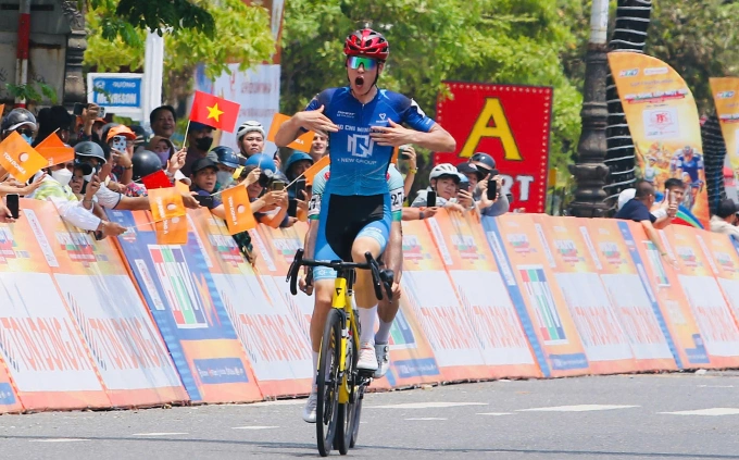 Yarash Uladzislau (TP HCM New Group) mừng chiến thắng chặng 10 giải xe đạp toàn quốc tranh Cup Truyền hình HTV 2025 từ Huế đi Đà Nẵng, trưa 13/4. Ảnh: Huy Phạm