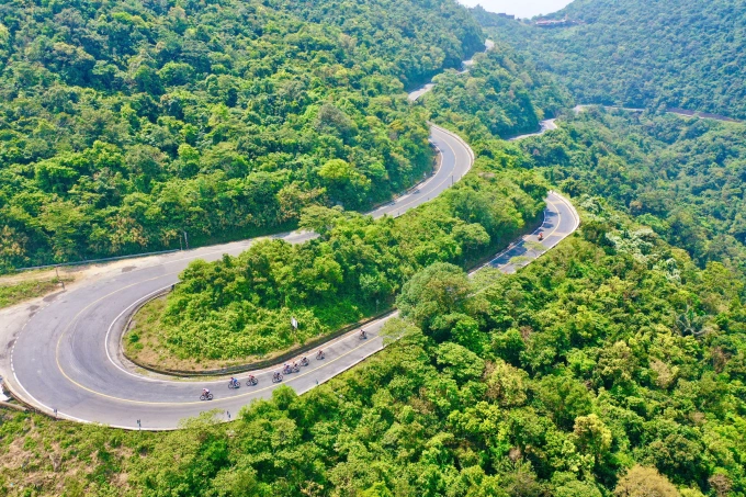 Đoàn đua chinh phục đèo Hải Vân ở chặng 10 giải xe đạp toàn quốc tranh Cup Truyền hình HTV 2025 từ Huế đi Đà Nẵng, trưa 13/4. Ảnh: Huy Phạm