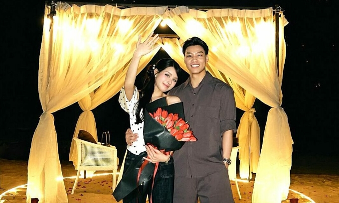 Vietnam national team defender proposes to girlfriend with diamond ring