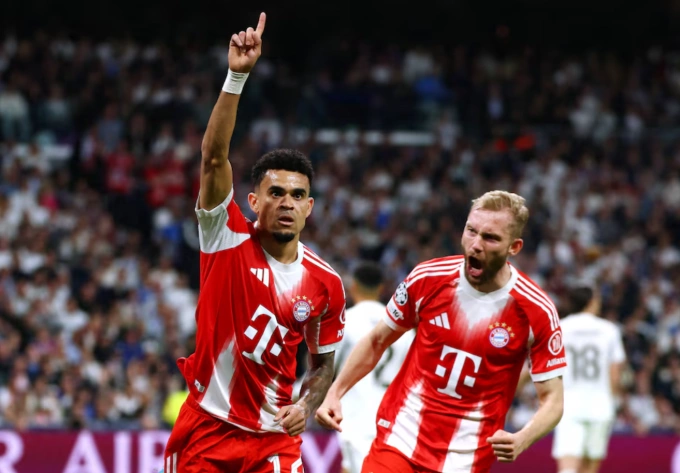 Luis Diaz (trái) mừng bàn mở tỷ số trong trận Bayern thắng Real 2-1 ở lượt đi tứ kết Champions League trên sân Bernabeu, Madrid, Tây Ban Nha ngày 7/4/2026. Ảnh: Reuters Luis Diaz ăn mừng bàn thắng mở tỷ số cho Bayern trước Real