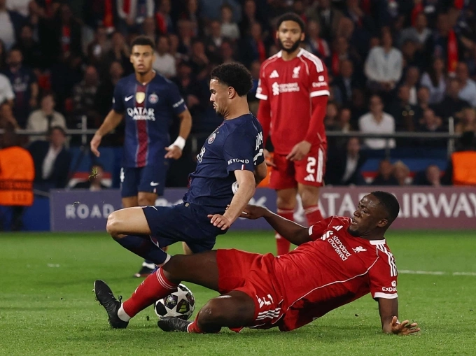 Hậu vệ Liverpool Ibrahima Konate tắc bóng từ tiền vệ PSG Warren Zaire-Emery trong trận thua 0-2 trên sân Parc des Princes ở lượt đi tứ kết Champions League ngày 8/4. Ảnh: Reuters