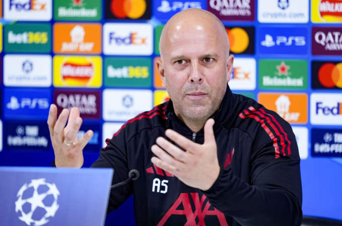 HLV Arne Slot trong buổi họp báo trước trận Liverpool gặp PSG ở lượt về tứ kết Champions League ngày 13/4. HLV Arne Slot trước trận Liverpool vs PSG