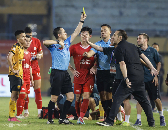 HLV Velizar Popov phản ứng với trọng tài Nguyễn Viết Duẩn trong trận Thể Công thắng Thanh Hóa HLV Velizar Popov phản ứng với trọng tài Nguyễn Viết Duẩn trong trận Thể Công thắng Thanh Hóa 1-0 ở vòng 18 V-League 2025-2026