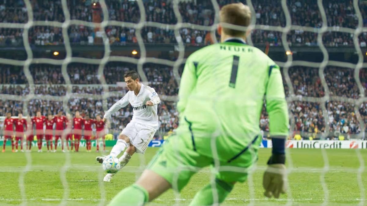 Neuer thi đấu tập trung trong bán kết Champions League 2011-2012 Manuel Neuer trong trận bán kết Champions League 2011-2012