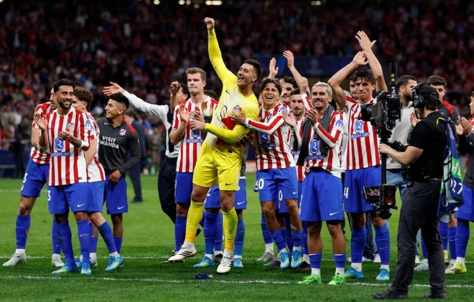 Cầu thủ Atletico Madrid reo mừng chiến thắng Cầu thủ Atletico Madrid ăn mừng chiến thắng