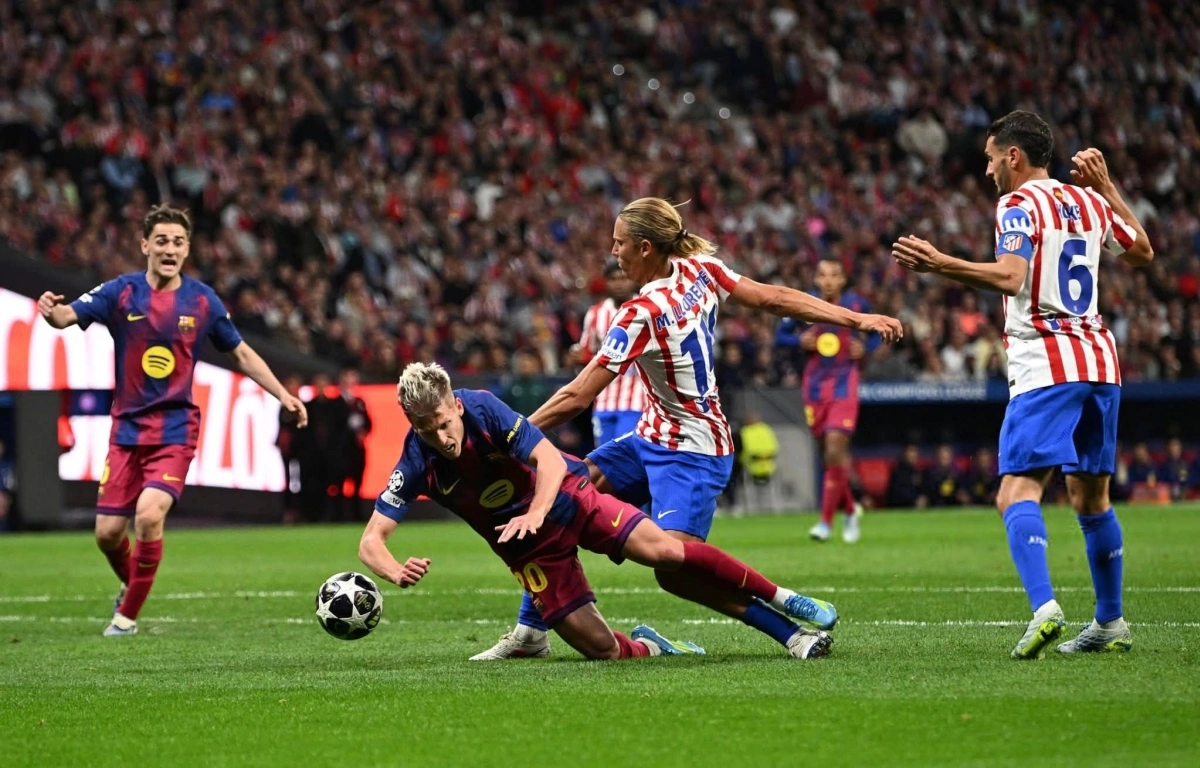 Tình huống Dani Olmo bị phạm lỗi nhưng không có penalty Pha va chạm giữa Dani Olmo và Marcos Llorente ở vòng cấm