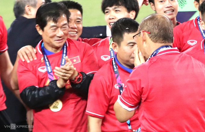 HLV Bae Ji-won cùng Việt Nam vô địch AFF Cup 2018 trên sân Mỹ Đình, Hà Nội. HLV Bae Ji-won cùng Việt Nam vô địch AFF Cup 2018 trên sân Mỹ Đình