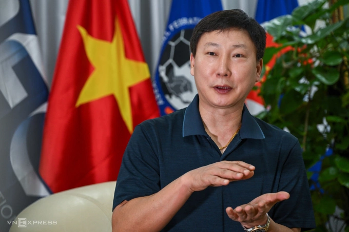 HLV Kim Sang-sik trả lời phỏng vấn tại trụ sở LĐBĐ Việt Nam (VFF) ở Hà Nội ngày 14/4/2026. Ảnh: Giang Huy