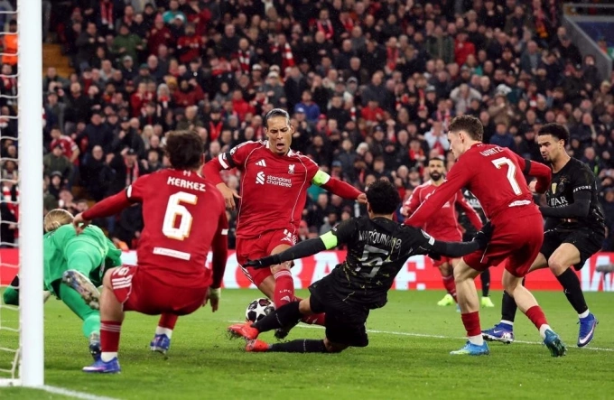 Marquinhos (đen) chơi lăn xả, ngăn Van Dijk (đội trưởng, đỏ) ghi bàn, trên sân Anfield, Liverpool, Anh hôm 14/4. Marquinhos ngăn Van Dijk ghi bàn trên sân Anfield