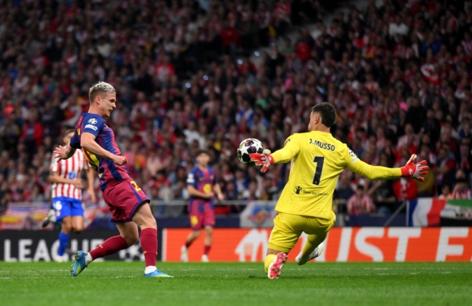 Juan Musso cản cú đá của Dani Olmo trong trận Atletico thua Barca 1-2 ở lượt về tứ kết Champions League trên sân Metropolitano Juan Musso ngăn cú sút của Dani Olmo ở trận Atletico gặp Barca
