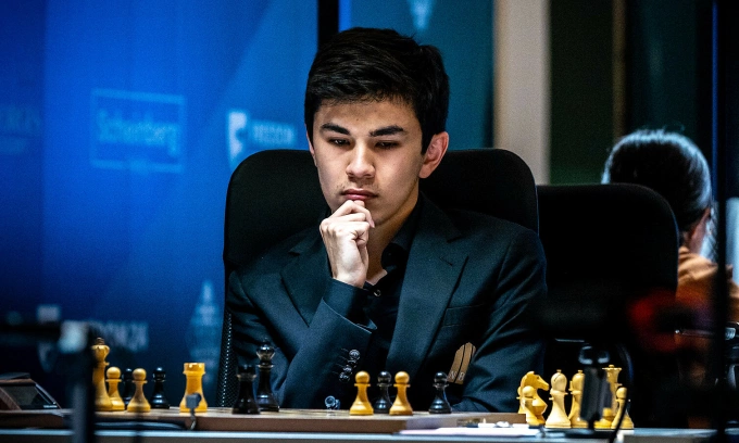 Javokhir Sindarov trong ván đấu với Anish Giri ở vòng 13 Candidates 2026 tại Pegeia, đảo Cyprus, ngày 14/4. Ảnh: FIDE
