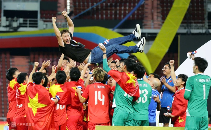 Cầu thủ Việt Nam công kênh Kim Sang-sik sau khi thắng Thái Lan 3-2 trong trận chung kết để giành HCV SEA Games 33, trên sân Rajamangala ở Bangkok, Thái Lan ngày 18/12/2025. Ảnh: Đức Đồng