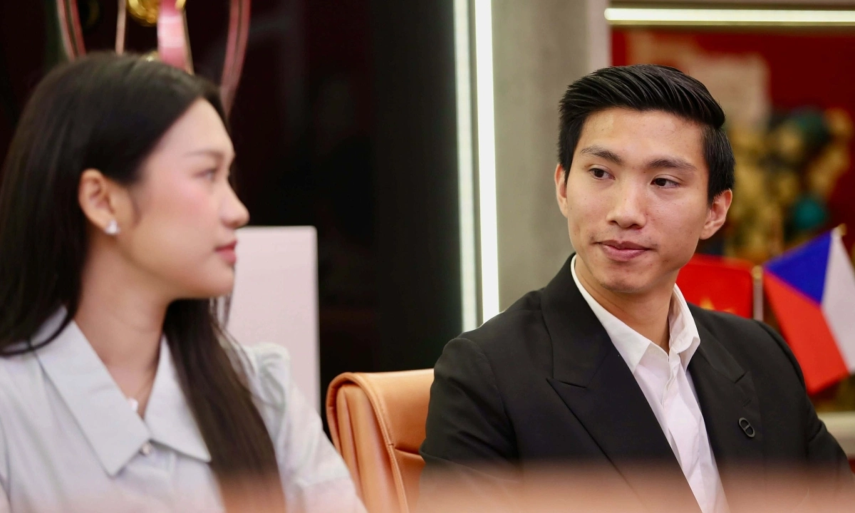 Vợ Văn Hậu tháp tùng chồng đi gia hạn hợp đồng với CAHN