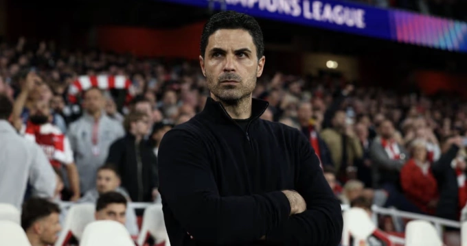 HLV Arteta chỉ đạo các học trò trong trận hòa Sporting ở lượt về tứ kết Champions League tại Emirates HLV Arteta trong trận Arsenal hòa Sporting ở lượt về tứ kết Champions League