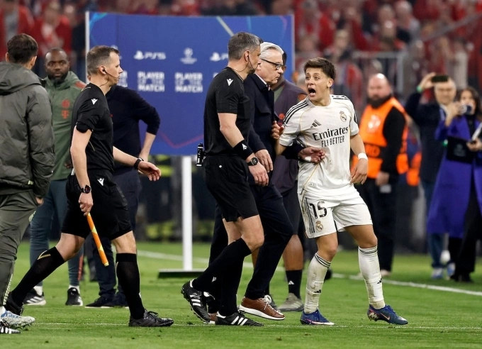 Guler phản ứng thái quá với trọng tài Guler phản ứng thái quá với trọng tài